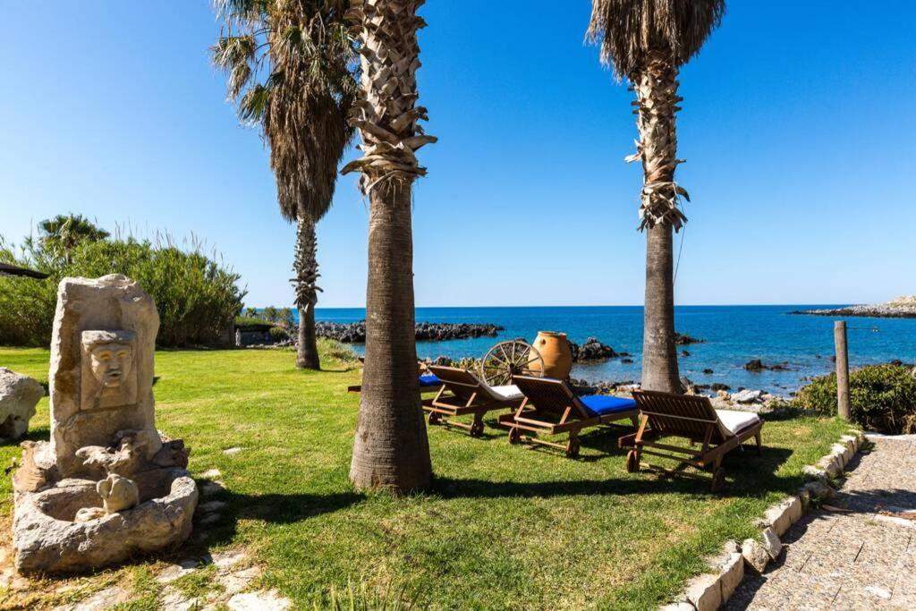 Villa Proto Helidoni - A Cozy Beachfront Villa Pétresz Kültér fotó